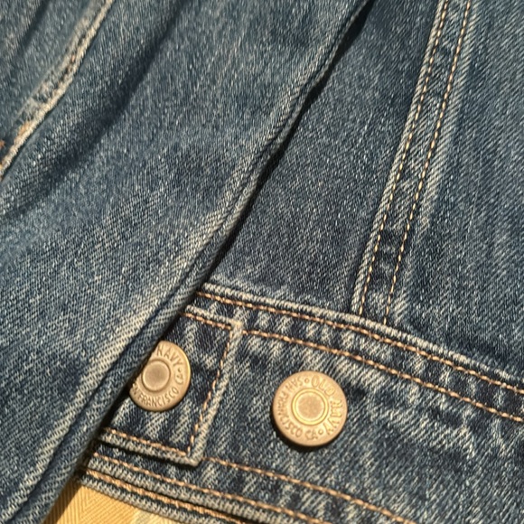 OLD NAVY FLORAL EMBROIDERED DENIM JACKET IN MEDIUM WASH SIZE MEDIUM - Picture 12 of 14